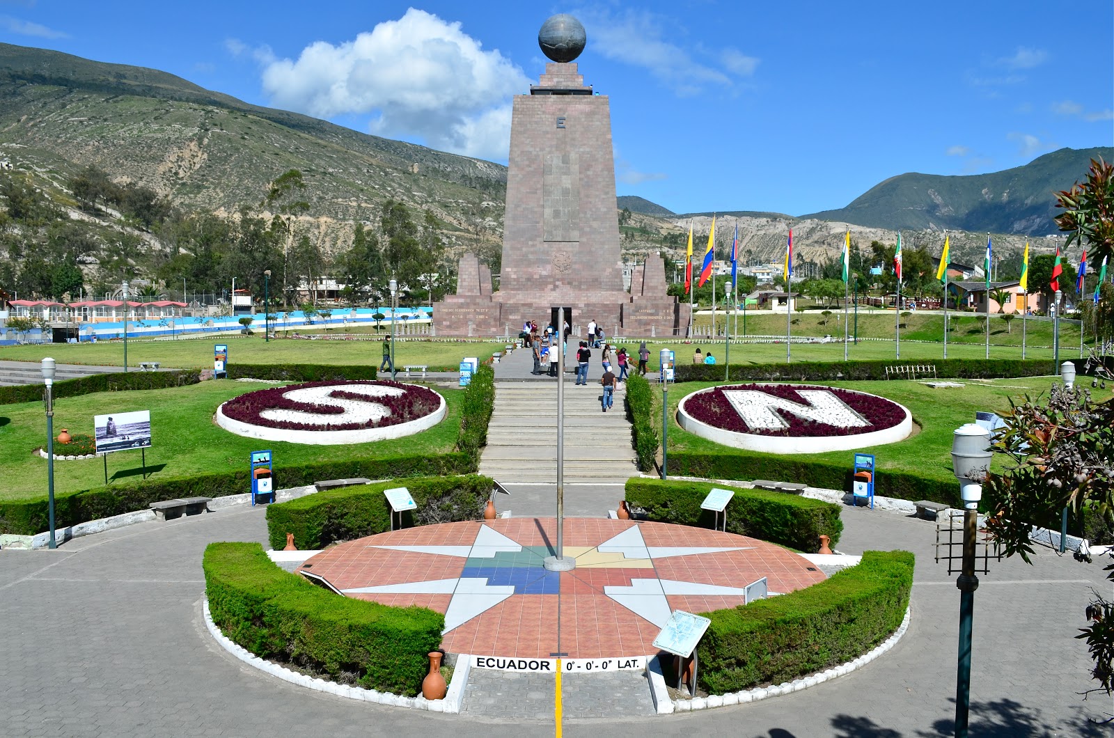 Monumento en La Mitad del Mundo, uno de los destinos turísticos de Ecuador