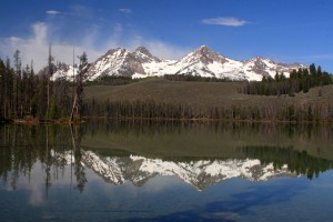 Mountains_in_the_Sawtooth_Range_reflected_on_Little_Redfish_Lake_near_Stanley,_Idaho