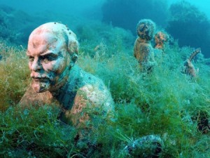 Museo submarino de Cape Tarhankut – Rusia Con diferentes figuras de bustos y estatuas dañadas que habían sido retiradas con la caída de Unión Soviética. sumergidas en el lugar al que se le da nombre de “Callejón de los Líderes”.