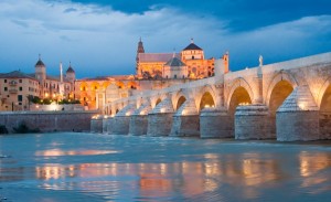 Puente Romano y Mezquita por la noche (España)