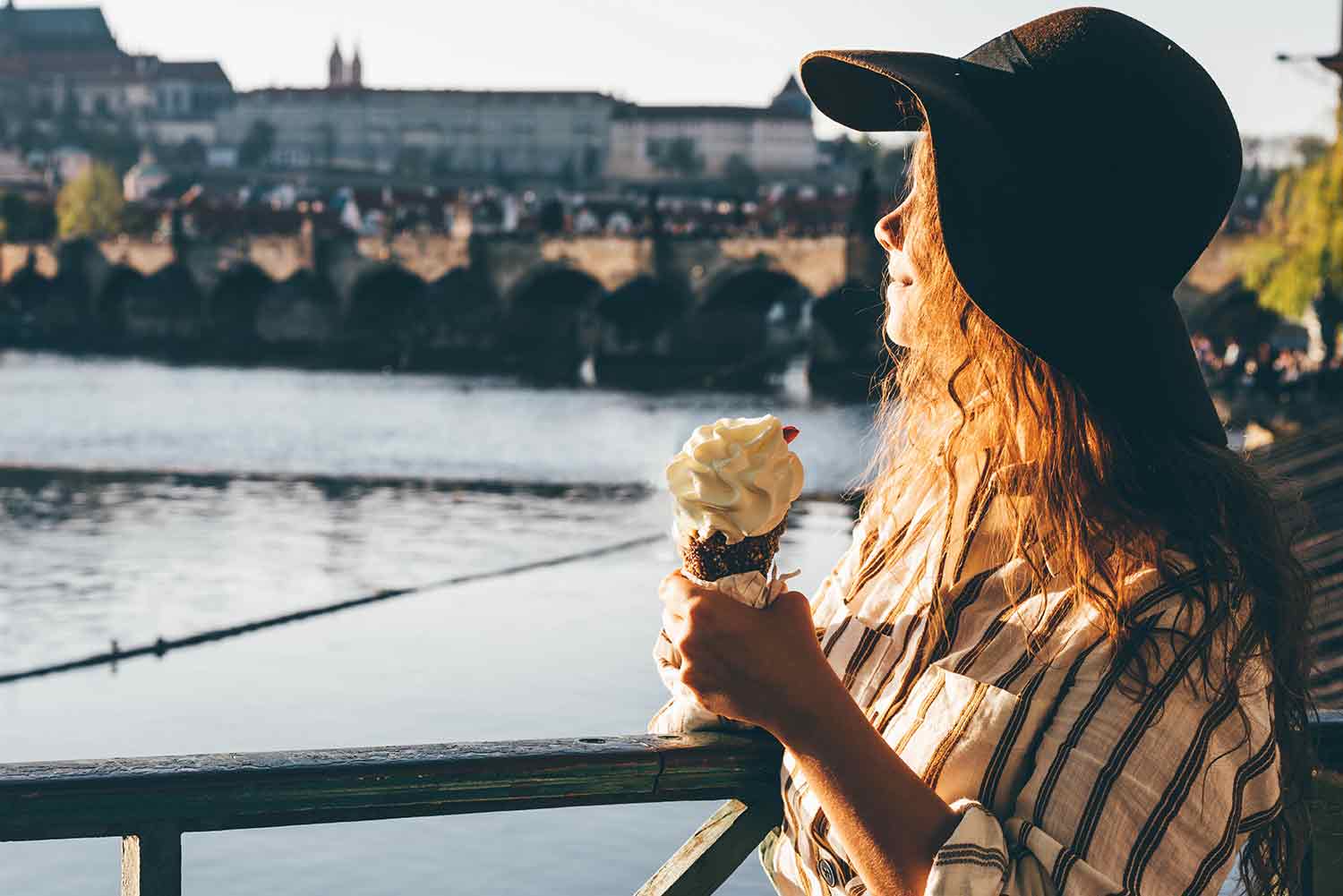 Turista disfrutando su viaje en verano