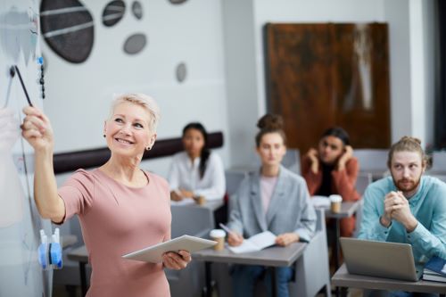 Educación. Profesora enseñando en salón de clases