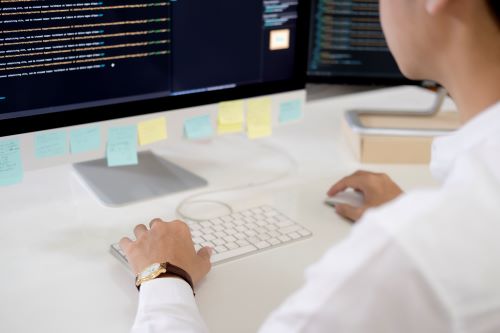 Profesional de ingeniería de software trabajando en su computadora
