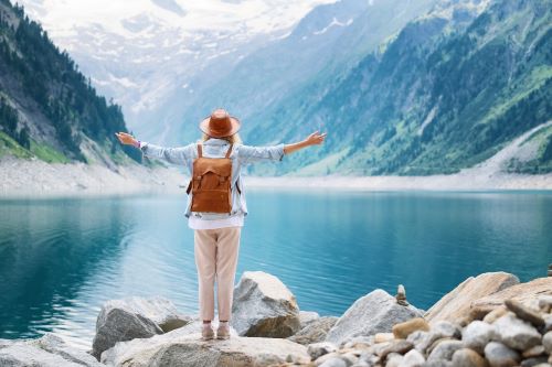 Turista disfrutando de hermoso destino turístico