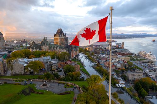 Foto de la ciudad de Quebec, bandera de Canadá.