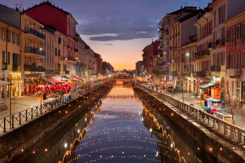 Foto de canal navegable en Milán, Italia