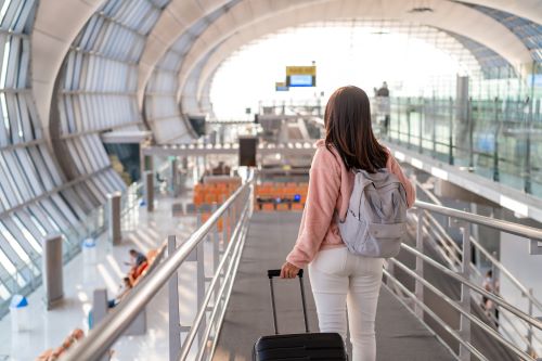 Mujer con bolso y maleta en el aeropuerto