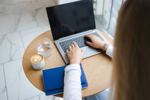 Mujer con su laptop en un escritorio 