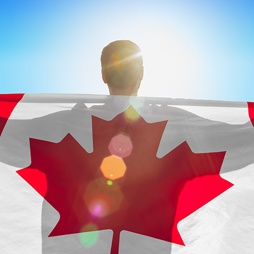 Hombre de espaldas con bandera de Canadá