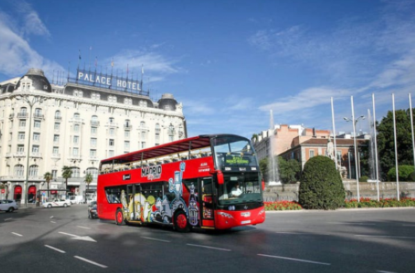 Foto de un autobús dando un tour por Madrid