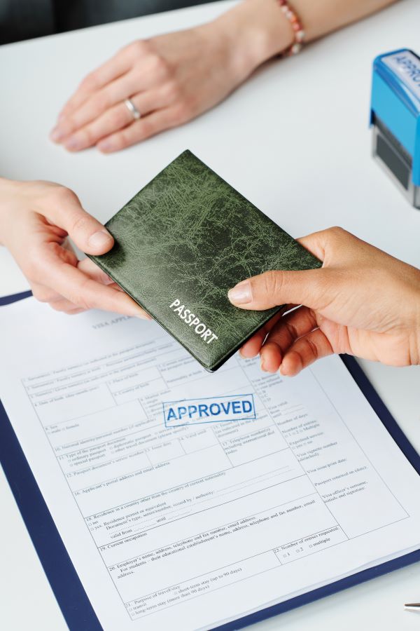 Foto de persona recibiendo su pasaporte con visa aprobada para viajar a México