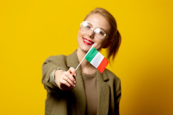 Mujer con bandera de Italia en fondo amarillo