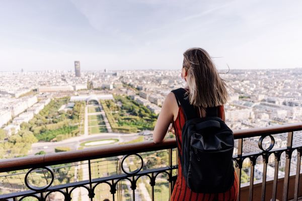 Mujer turista en Francia admirando el paisaje desde un edificio alto
