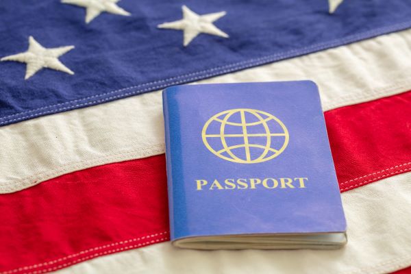 Pasaporte sobre bandera de Estados Unidos