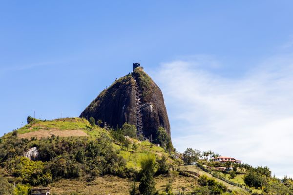 Foto del paisaje en Guatapé, con la Piedra del Peñol al fondo