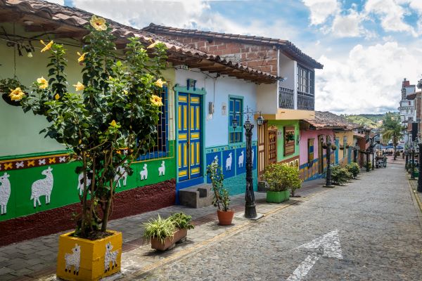 Foto de callejón pintorezco en el pueblo de Guatapé, un gran destino turístico de Colombia