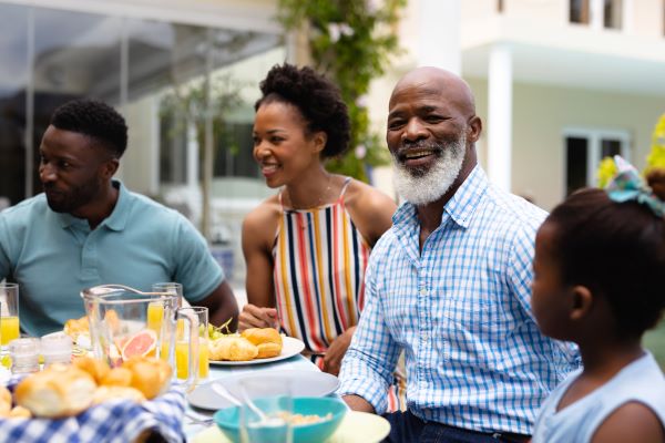 Familia reunida en una mesa con adultos mayores durante vacaciones