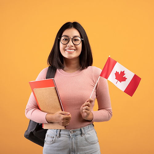 Foto de joven estudiante con libros y bandera de Canadá