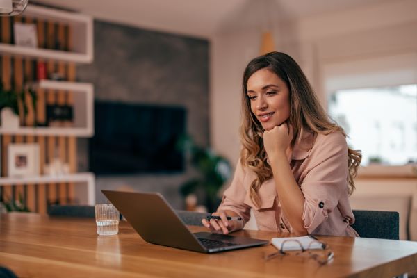 Mujer joven buscando trabajo en España desde Colombia en plataformas web