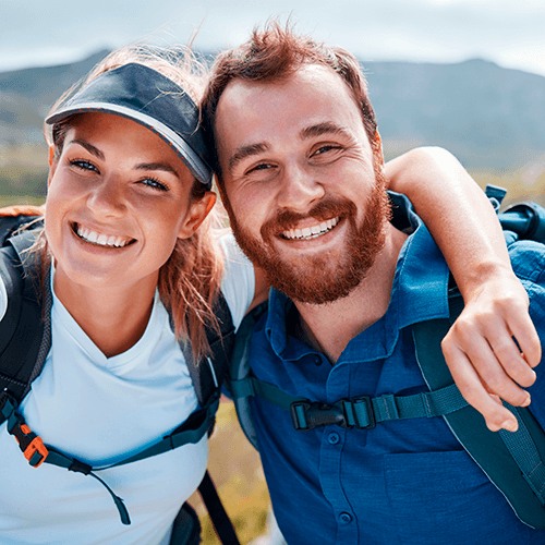 Pareja feliz que decidió realizar un viaje entre los detalles de San Valentín