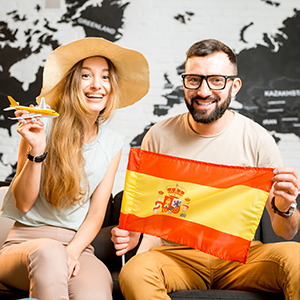 Pareja feliz celebrando que van a viajar por trabajo en España