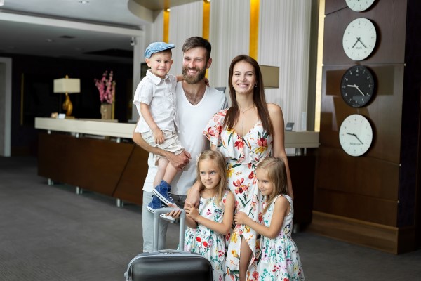 Familia en el lobby de un hotel en uno de los destinos turísticos imperdibles en Semana Santa
