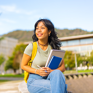 Estudiante en campus universitario gracias a que obtuvo su visa