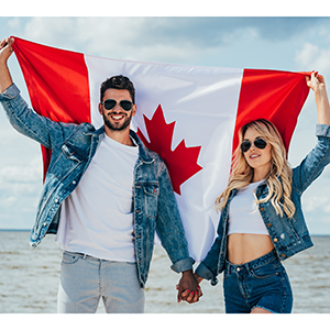 Dos jóvenes sosteniendo bandera de Canadá con planes de estudiar inglés en Canadá y trabajar