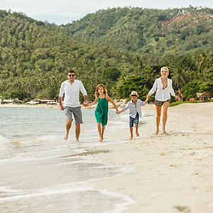 Viajes en familia en la playa durante vacaciones